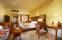 Room with double bed and long sova